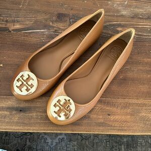 Tory Burch Reva Ballet flat with tan tumbled leather and gold emblem, size 7.5